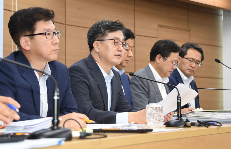 김동현 부총리겸 기획재정부 장관이 내년도 예산안을 설명하고 있다. <한겨레> 자료사진