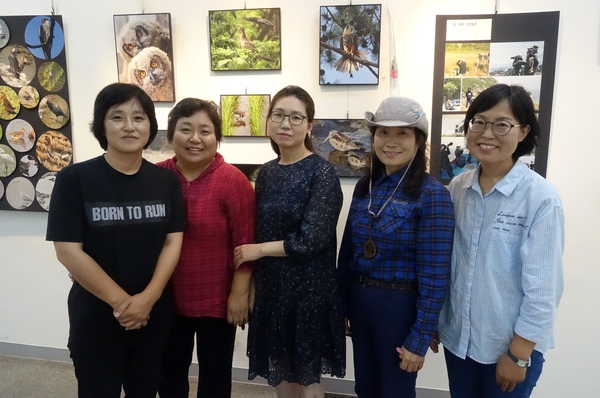 경기도 고양·파주지역에서 5년째 활동중인 탐조동아리인 ‘새와 사람 사이’ 회원들. 사진 박경만 기자