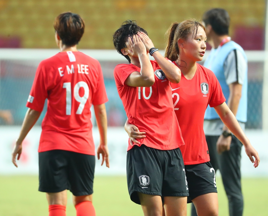 한국 선수들이 28일(현지시각) 인도네시아 팔렘방 겔로라 스리위자야 경기장에서 열린 일본과의 2018 자카르타·팔렘방 아시안게임 여자축구 4강전에서 1-2로 패한 뒤 아쉬워 하고 있다. 팔렘방/연합뉴스