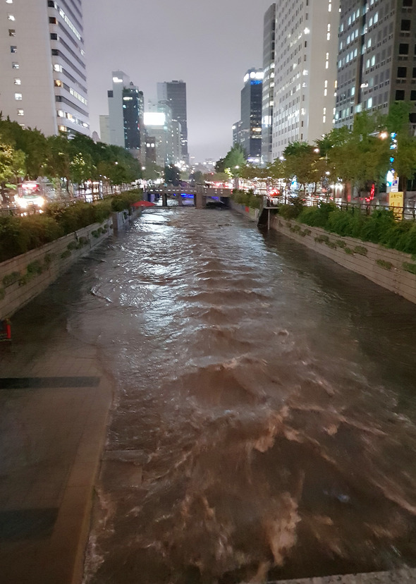 서울지역에 호우경보가 발효된 28일 오후 서울 청계천에 물이 불어나 산책로가 잠겨 있다. 연합뉴스 서울지역에 호우경보가 발효된 28일 오후 서울 청계천에 물이 불어나 산책로가 잠겨 있다. 연합뉴스