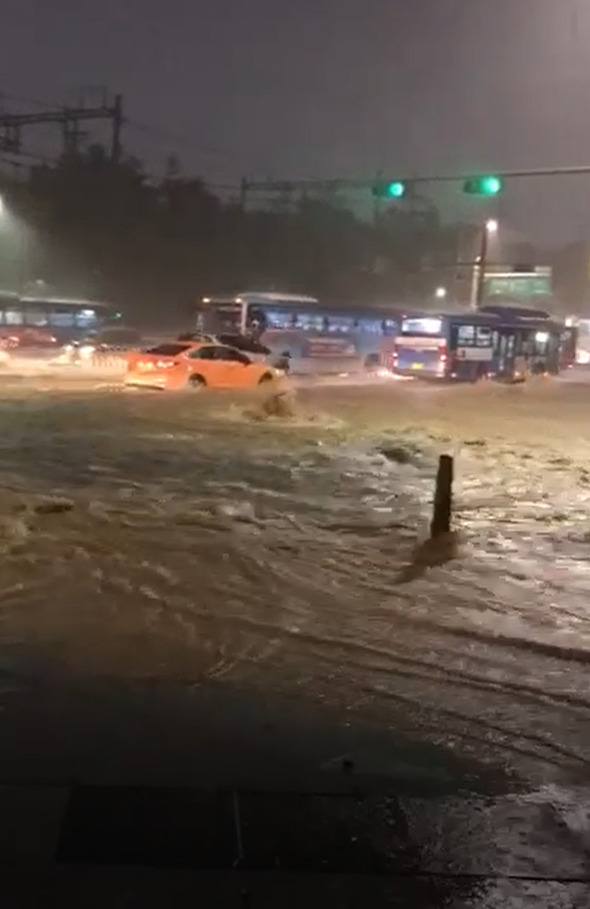 서울지역에 호우경보가 발효된 28일 오후 서울 서대문구 연세대학교 앞 도로가 물에 잠겨있다. 연합뉴스 서울지역에 호우경보가 발효된 28일 오후 서울 서대문구 연세대학교 앞 도로가 물에 잠겨있다. 연합뉴스