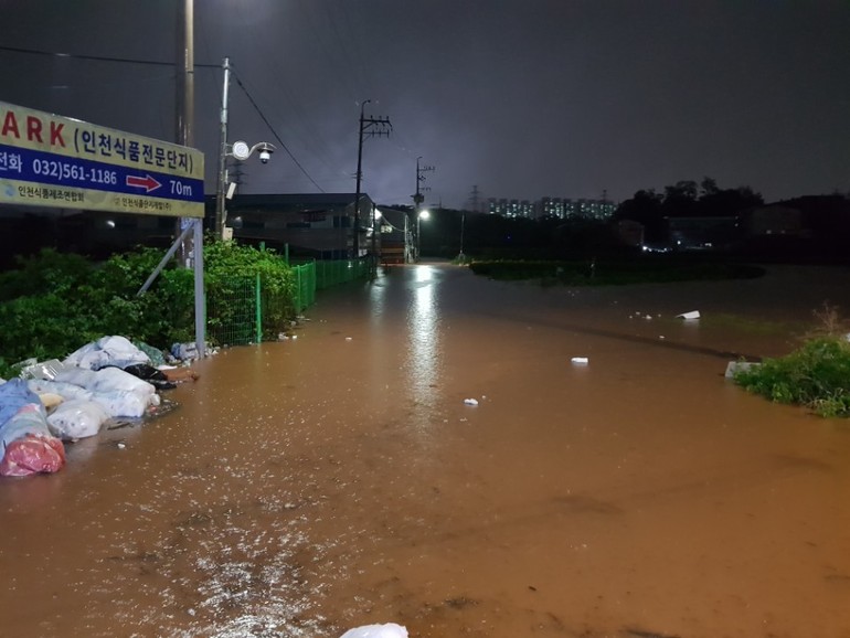 28일 내린 비로 침수된 인천 서구 오류동 공장 주변. 인천소방본부 제공