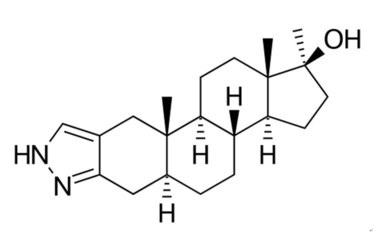 스타노졸롤의 화학 구조. 디하이드로테스토스테론(dihydrotestoterone; DHT)의 파생물로서 이름에서 짐작할 수 있듯이 단백동화남성화 스테로이드((AAS; anabolic androgenic steroid)이다. 다양한 상품명 중 가장 많이 알려진 이름은 윈스트롤(Winstrol)이다. 위키미디어 코먼스 제공