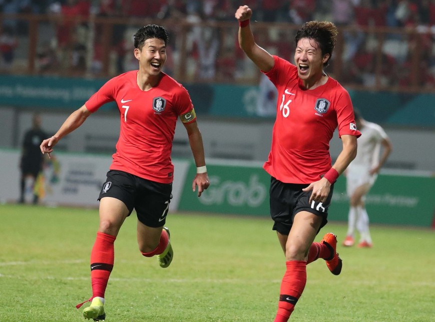 한국의 황의조(오른쪽)가 지난 23일 저녁(현지시각) 인도네시아 위비와 묵티 스타디움에서 열린 이란과의 2018 자카르타·팔렘방 아시안게임 남자축구 16강에서 선제골을 넣은 뒤 손흥민과 함께 환호하고 있다. 자카르타/백소아 기자 thanks@hani.co.kr