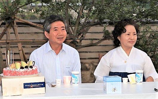 2008년 8월31일 노무현 전 대통령의 마지막 생일잔치 모습. 노 전 대통령은 62번째 생일을 하루 앞두고 봉하마을 주민 50여명을 집으로 초대해 즐거운 시간을 보냈다.