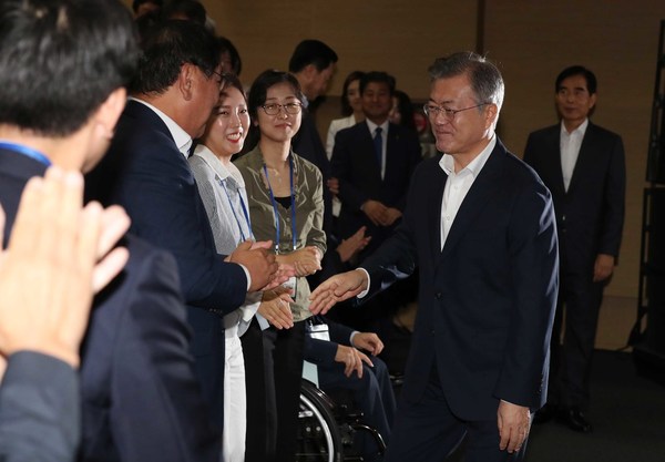 문재인 대통령이 29일 원주시 반곡동 건강보험관리공단에서 열린 ‘2018공공기관장 워크숍’에 참석하고 있다. 청와대 사진기자단