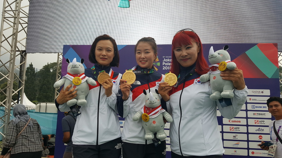 한국 여자 패러글라이딩 대표팀의 장우영(왼쪽부터)과 이다겸, 백진희가 29일 인도네시아 푼칵에서 열린 2018 자카르타·팔렘방 아시안게임 패러글라이딩 단체전 금메달을 일군 뒤 좋아하고 있다. 최종인 감독 제공