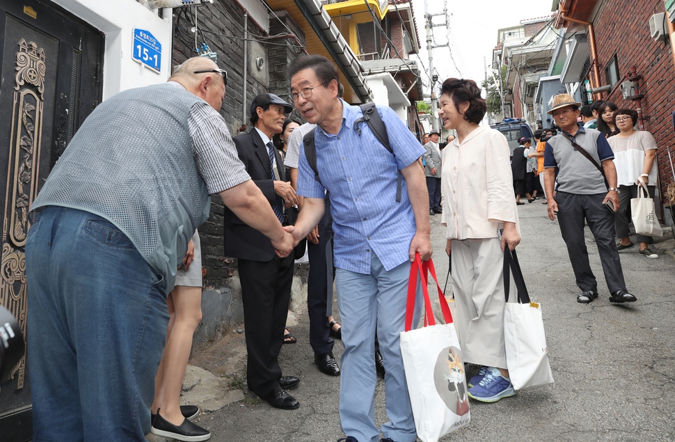박원순 서울시장, 삼양동 주민들과 작별인사 (서울=연합뉴스) 임헌정 기자 = ''옥탑방 한달살이''를 마친 박원순 서울시장이 19일 오전 부인 강난희씨와 함께 서울 강북구 삼양동 현장을 떠나며 주민들과 인사를 나누고 있다. 2018.8.19 kane@yna.co.kr/2018-08-19 10:10:01/ <저작권자 ⓒ 1980-2018 ㈜연합뉴스. 무단 전재 재배포 금지.>