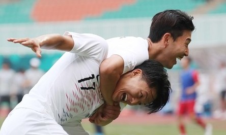 [포토] 남자축구 결승 간다! 손흥민의 ‘헤드락’ 축하