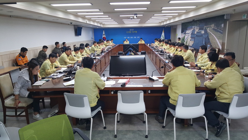 경기도 양주시 공무원과 군인, 경찰, 소방당국이 30일 오전 2시15분 양주시청에서 집중호우로 인한 인명·재산피해를 최소화하기 위한 합동대책회의를 열고 있다. 양주시는 오전 5시30분 전 직원을 비상소집해 피해조사와 신속한 복구작업에 나서고 있다. 양주시 제공