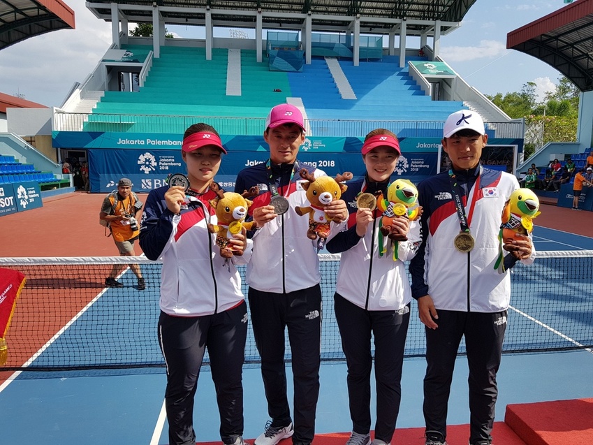 2018 자카르타·팔렘방 아시안게임 정구 혼합복식에서 은메달을 딴 문혜경(맨 왼쪽)-김기성이 동메달을 획득한 김지연-김범준과 시상대에서 포즈를 취하고 있다.  한국실업정구연맹 제공