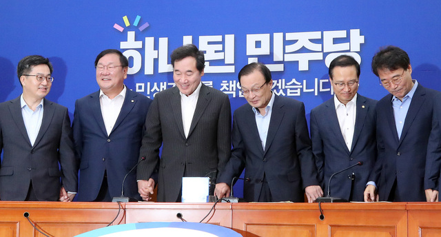 이해찬 더불어민주당 대표가 30일 당정청 회의에서 종합부동산세 강화 필요성을 제기했다. 이날 국회에서 열린 당정청 회의에 참석한 김동연 부총리 겸 기획재정부 장관(왼쪽부터), 김태년 민주당 정책위 의장, 이낙연 국무총리, 이해찬 대표, 홍영표 민주당 원내대표, 장하성 청와대 정책실장. 김경호 선임기자
