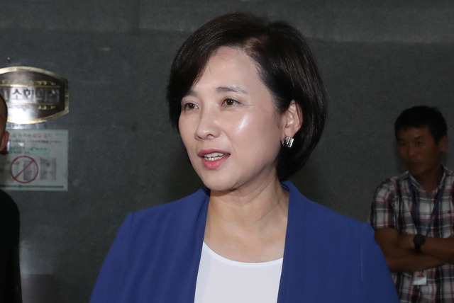 사회부총리 겸 교육부장관 후보로 지명된 유은혜 더불어민주당 의원이 30일 오후 국회 의원회관에서 열린 `웹툰 해외 불법 사이트 근절과 한국 웹툰의 미래' 세미나에 참석하고 있다.강창광 기자 chang@hani.co.kr