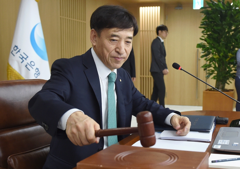 한국은행 금융통화위원회는 31일 통화정책방향 결정회의를 열고 기준금리를 현 1.5%에서 동결하기로 결정했다. 금통위는 회의 뒤 내놓은 통화정책방향 결정문에서 고용 등 일부 지표가 악화됐지만 “국내경제가 견실한 성장세를 지속”하고 있다고 진단했다. 이날 회의를 주재한 이주열 한국은행 총재. 한국은행 제공