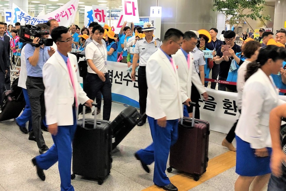 2018창원 세계사격선수권대회에 출전하는 북한 선수단이 31일 김해공항으로 입국하고 있다. 창원시 제공