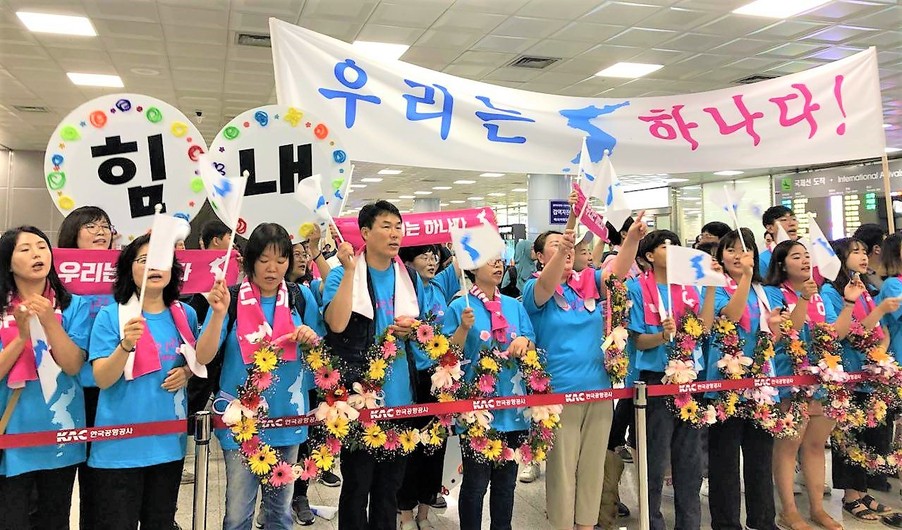 경남도민 100여명으로 이뤄진 아리랑응원단은 31일 김해공항으로 입국한 북한 선수단을 환영했다. 아리랑응원단 제공