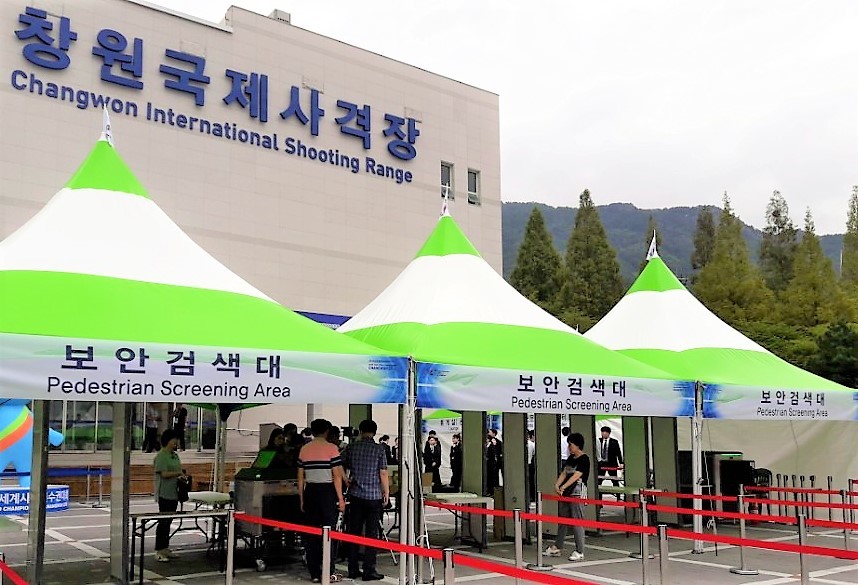 총을 사용하는 사격대회라는 특수성 때문에 창원국제사격장 입구에는 보안검색대가 설치됐다. 최상원 기자