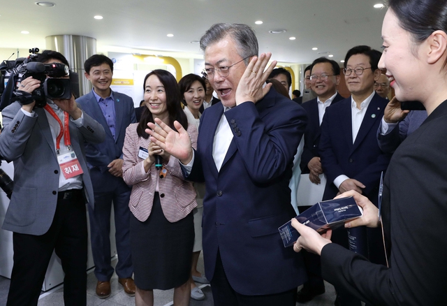 문재인 대통령이 31일 경기 성남 판교 스타트업캠퍼스에서 열린 데이터 경제활성화 규제혁신 현장방문 행사를 마친 후 CJ올리브네트웍스 부스에서 빅테이터와 안면인식 시스템을 통해 권유받은 얼굴 맞춤형 화장품을 바르고 있다. 청와대사진기자단