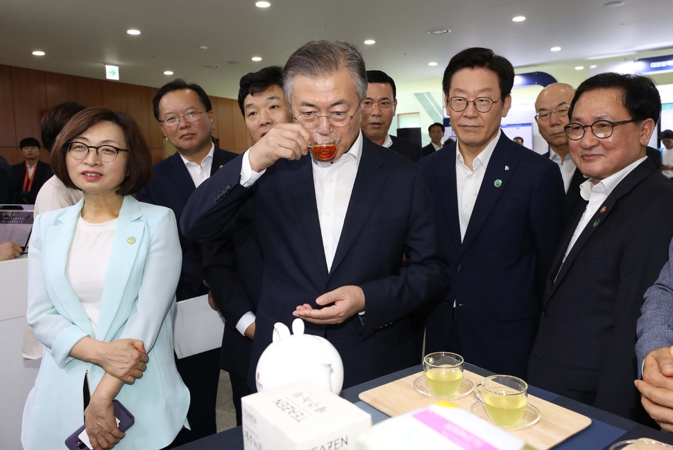 문재인 대통령이 31일 경기 성남 판교 스타트업 캠퍼스에서 열린 데이터 경제활성화 규제혁신 현장방문 행사를 마친 후 티젠 부스에서 빅데이터를 활용해 북미시장 맞춤 차 개발 마케팅 사례를 듣고 있다. 청와대사진기자단