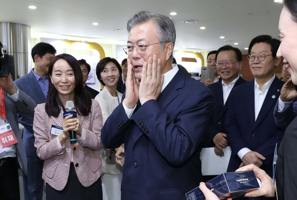 문재인 대통령이 31일 경기 성남 판교 스타트업 캠퍼스에서 열린 데이터경제 활성화 규제혁신 현장방문 행사를 마친 뒤 CJ올리브네트웍스 부스에서 빅테이터와 안면인식 시스템을 통해 권유받은 얼굴 맞춤형 화장품을 바르고 있다. 성남/청와대사진기자단