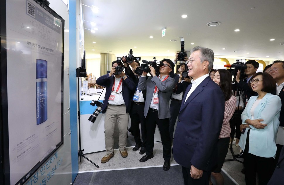 문재인 대통령이 31일 경기 성남 판교 스타트업 캠퍼스에서 열린 데이터 경제활성화 규제혁신 현장방문 행사를 마친 뒤 CJ올리브네트웍스 부스에서 빅테이터와 안면인식을 활용해 고객 얼굴 맞춤형 콘텐츠를 제공하는 시스템을 체험하고 있다. 성남/청와대사진기자단