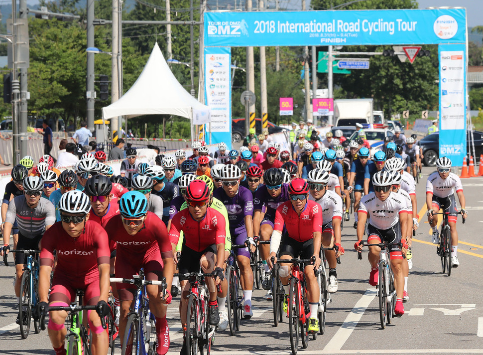 ‘뚜르 드 디엠지(Tour de DMZ) 2018 국제자전거대회’가 31일 대회에 참가한 선수들이 인천 강화 고인돌체육관을 출발하고 있다. 강화/신소영 기자 viator@hani.co.kr