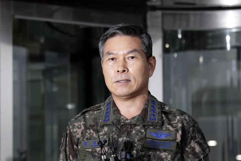 국방부 장관으로 내정된 정경두 합참의장이 30일 오후 서울 용산구 국방부에서 취재진에게 소감을 밝히고 있다. 김명진 기자 littleprince@hani.co.kr