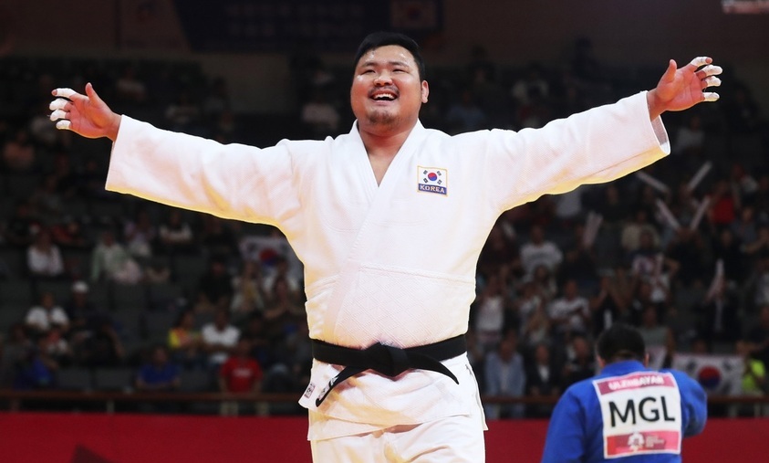 유도 최중량급 김성민, 다친 팔 고통잊고 금 메치기