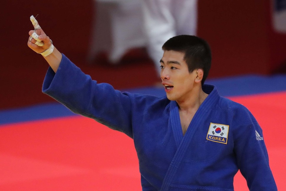 한국의 이하림이 지난 29일 오전(현지시각) 인도네시아 자카르타 컨벤션센터에서 열린 2018 자카르타·팔렘방 아시안게임 유도 남자 60kg 8강 경기에서 이긴 뒤 선수단을 향해 손을 들고 있다. 자카르타/백소아 기자 thanks@hani.co.kr