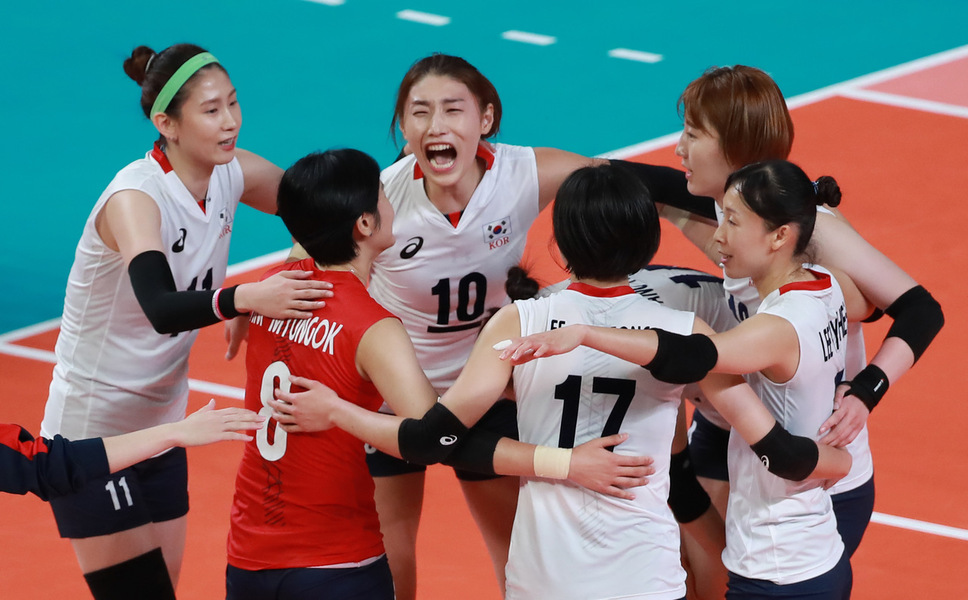한국이 1일 오후(현지시각) 인도네시아 자카르타 글로라 붕카르노(GBK) 스포츠콤플렉스에서 열린 일본과의 2018 자카르타·팔렘방 아시안게임( 여자배구 동메달결정전에서 승리를 확정한 뒤 김연경을 중심으로 얼싸안고 환호하고 있다. 자카르타/연합뉴스