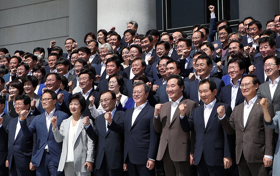 문재인 대통령과 이낙연 국무총리, 이해찬 더불어민주당 대표 등 '당.정.청 전원회의' 참석자들이 1일 오후 청와대 영빈관 앞에서 기념사진을 찍고 있다. 오찬을 겸한 이 회의에는 더불어민주당 의원과 정부부처 장관, 청와대 수석비서관 등 190여명이 참석했다. 청와대사진기자단