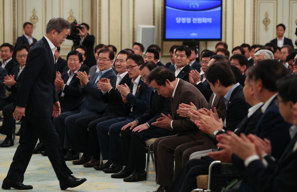 문재인 대통령이 1일 오전 청와대 영빈관에서 열린 '당.정.청 전원회의'에서 인사말을 한 뒤 자리로 돌아가고 있다. 오찬을 겸한 이 회의에는 더불어민주당 의원과 정부부처 장관, 청와대 수석비서관 등 190여명이 참석했다. 청와대사진기자단