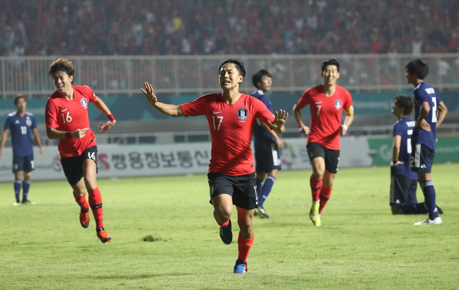 한국의 이승우가 1일 오후(현지시각) 인도네시아 자와바랏주 보고르 치비농의 파칸사리 스타디움에서 열린 2018 자카르타·팔렘방 아시안게임 남자축구 일본과의 결승전에서 연장전반 선제골을 넣은 뒤 기뻐하고 있다. 치비농/연합뉴스