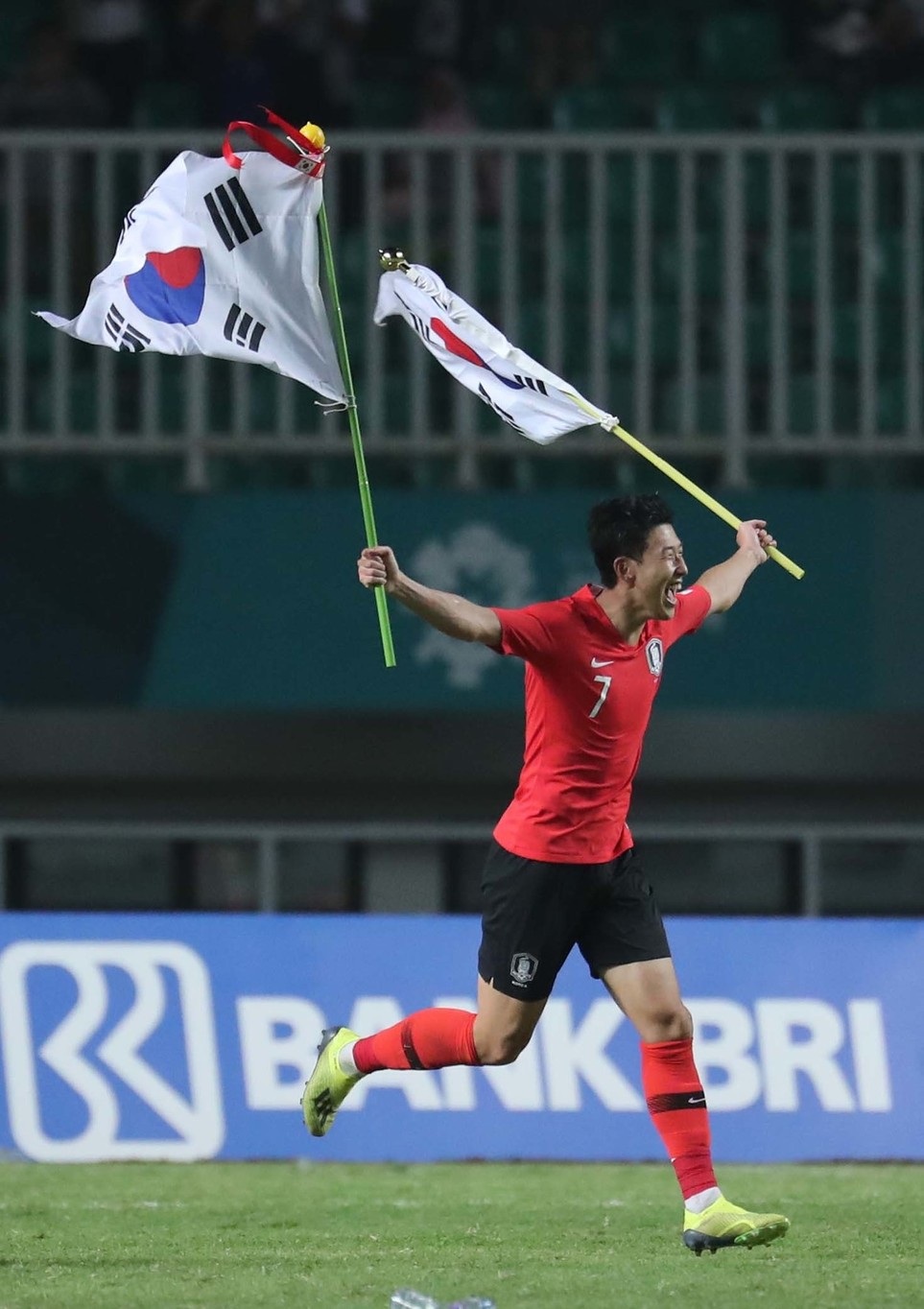 손흥민이 1일 저녁(현지시각) 인도네시아 보고르 치비농의 파칸사리 스타디움에서 열린 일본과의 2018 자카르타·팔렘방 아시안게임 남자축구 결승전에서 이긴 뒤 태극기를 들고 그라운드를 달리고 있다. 보고르/백소아 기자 thanks@hani.co.kr