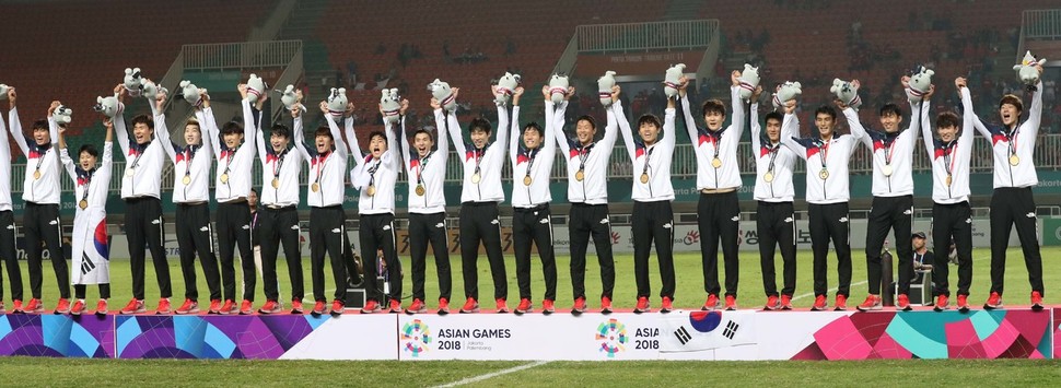 한국 축구 대표팀 선수들이 1일 저녁(현지시각) 인도네시아 보고르 파칸사리 경기장에서 열린 2018 자카르타·팔렘방 아시안게임 남자 축구 결승 한국과 일본의 경기에서 이긴 뒤 시상대에 올라 세리머니를 하고 있다. 보고르/백소아 기자 thanks@hani.co.kr