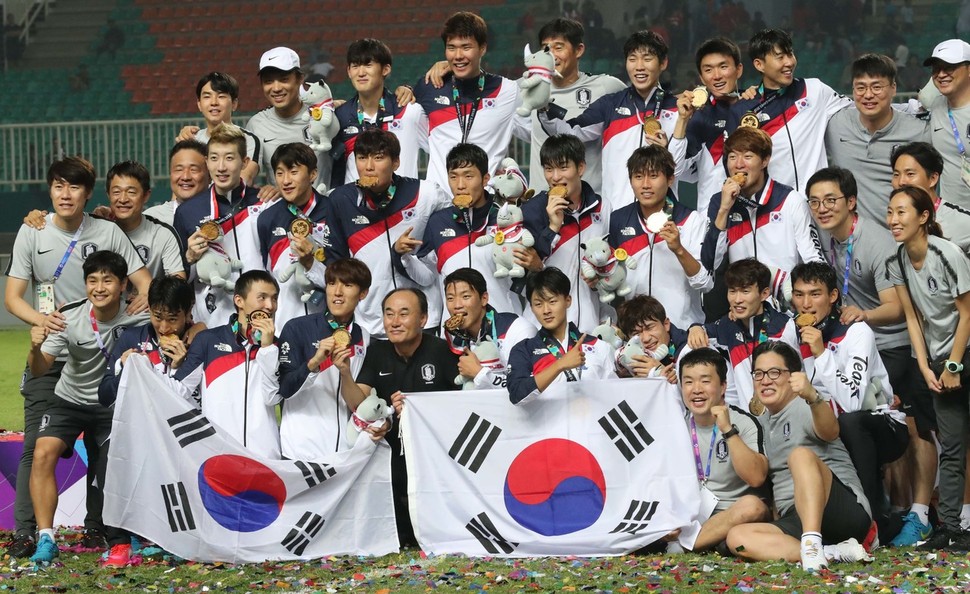 한국 축구 대표팀 선수들이 1일 저녁(현지시각) 인도네시아 보고르 파칸사리 경기장에서 열린 2018 자카르타·팔렘방 아시안게임 남자 축구 결승 한국과 일본의 경기에서 이긴 뒤 시상대에 올라 세리머니를 하고 있다. 보고르/백소아 기자 thanks@hani.co.kr