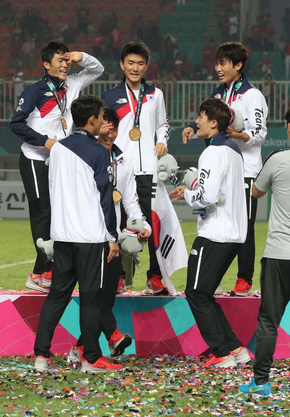 한국 축구 대표팀 선수들이 1일 저녁(현지시각) 인도네시아 보고르 파칸사리 경기장에서 열린 2018 자카르타·팔렘방 아시안게임 남자 축구 결승 한국과 일본의 경기에서 승리해 금메달을 땄다. 시상식에서 선수들이 망치춤을 추고 있다. 보고르/백소아 기자 thanks@hani.co.kr