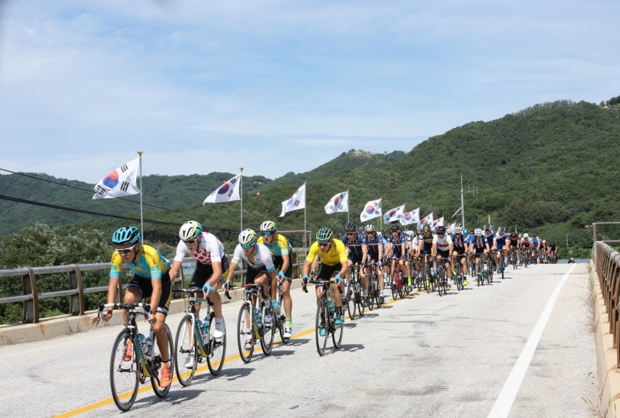 2일 경기 연천~강원 화천 구간에서 열린 ‘투르 드 디엠지 (Tour de DMZ) 2018 국제청소년 도로사이클’ 3구간(115.5km)에서 선수들이 질주하고 있다. 카자흐스탄의 페도로프가 2시간 49분 53초의 기록으로 구간 우승자가 됐다.  대한자전거연맹 제공
