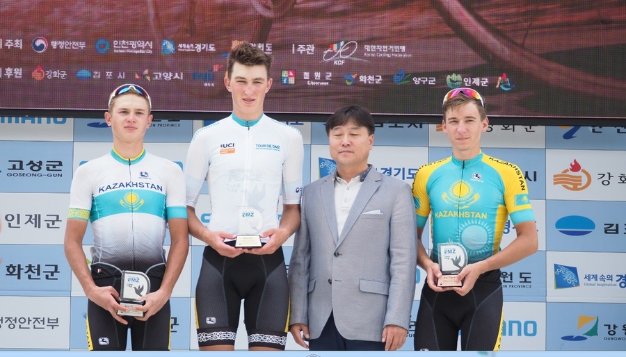 카자흐스탄의 에브게니 페도로프(왼쪽 두번째)가 2일 열린‘투르 드 디엠지 (Tour de DMZ) 2018 국제청소년 도로사이클’ 연천~화천의 3구간(115.5km)에서 우승한 뒤 시상대에서 좋아하고 있다. 대한자전거연맹 제공