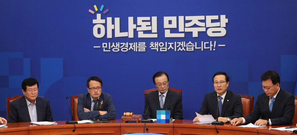 이해찬 민주당 대표가 3일 오전 국회에서 열린 최고위에 참석해 발언을 듣고 있다. 김경호 선임기자 jijae2hani.co.kr