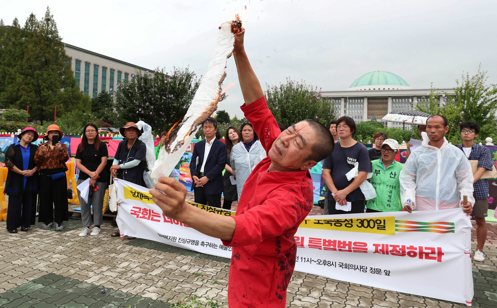 형제복지원 사건 진상규명을 촉구하는 예술인 문화행동 회원이 3일 오전 국회 앞에서 '형제복지원 특별법' 제정과 진상규명을 촉구하는 기자회견 뒤 희생자의 넋을 위로하고 진상규명을 촉구하는 마음을 담은 행위극을 하고 있다. 김정효 기자 hyopd@hani.co.kr