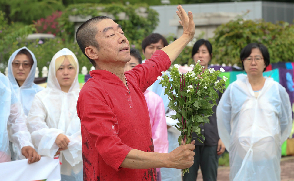 형제복지원 사건 진상규명을 촉구하는 예술인 문화행동 회원이 3일 오전 국회 앞에서 '형제복지원 특별법' 제정과 진상규명을 촉구하는 기자회견 뒤 희생자의 넋을 위로하고 진상규명을 촉구하는 마음을 담은 행위극을 하고 있다. 김정효 기자 hyopd@hani.co.kr