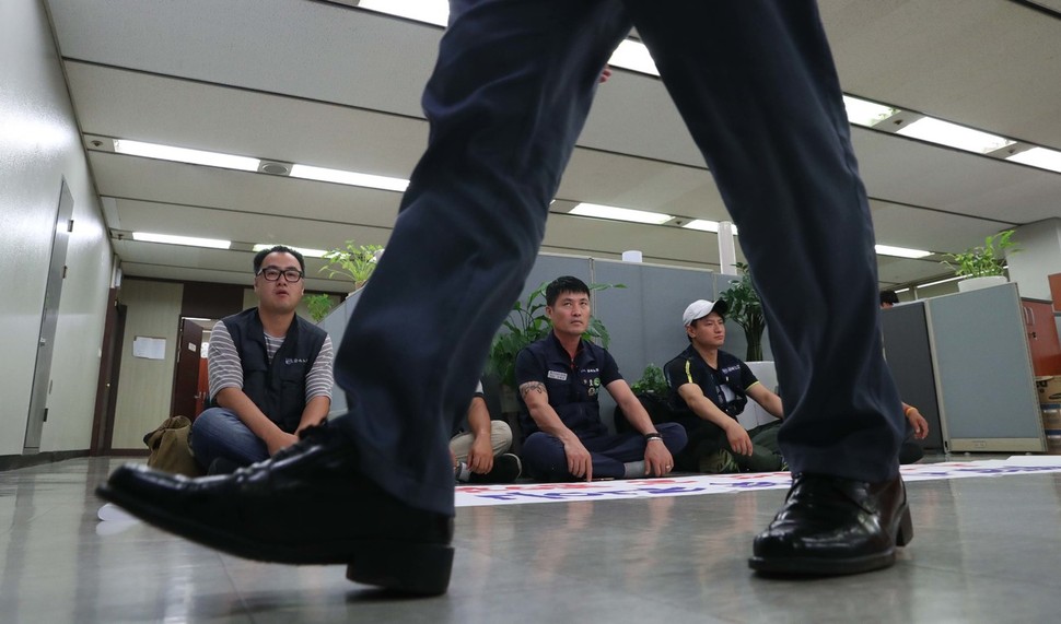 파인텍(옛 스타케미칼) 해고노동자들이 3일 오전 모회사인 서울 목동 스타플렉스 사무실에서 농성을 하고 있다. 박종식 기자 anaki@hani.co.kr