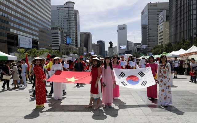 지난 2일 오후 베트남 독립선언 73주년 기념행사가 열리 서울 종로구 광화문광장에서 참가자들이 태극기와 베트남 국기를 들고 있다. 김명진 기자 littleprince@hani.co.kr