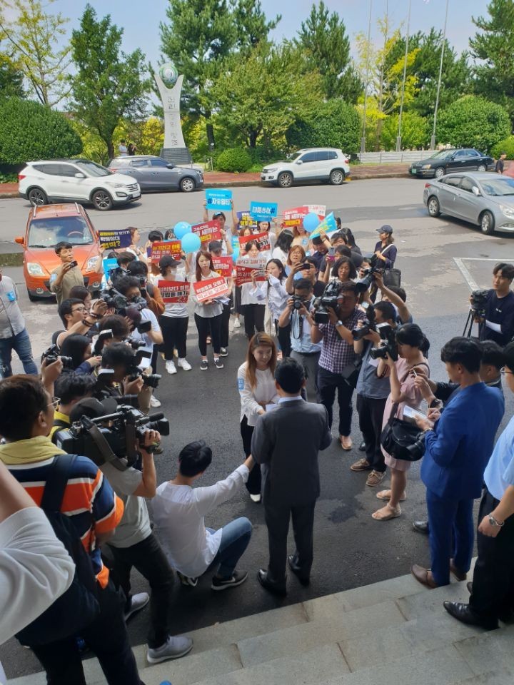 양민주 공동대표가 3일 갑질 논란이 제기된 해당 교수의 학교 쪽 조사결과에 반발해 항의서한을 송석언 총장에게 전달하고 있다. ‘제주대 멀티미디어디자인 전공 비상대책위원회’ 제공