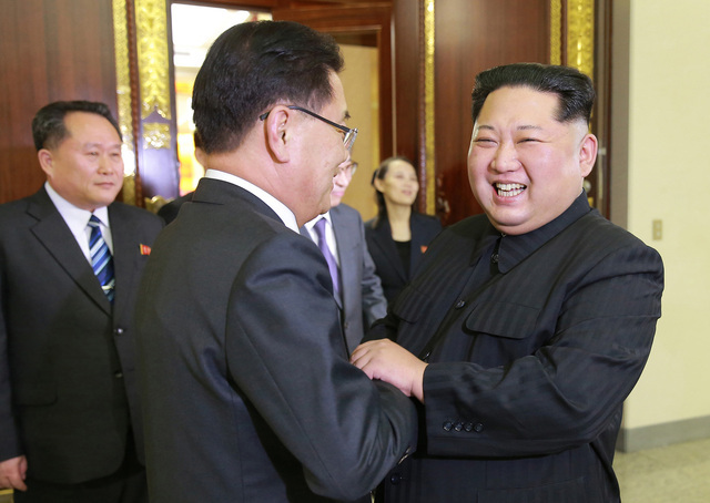 김정은 북한 국무위원장이 지난 3월5일 북한을 방문 중인 정의용 수석 대북특사를 만나 인사하고 있다. 북쪽에서는 김영철 노동당 부위원장, 김여정 노동당 제1부부장 등이 배석했다. 왼쪽은 리선권 조국평화통일위원회 위원장. 평양/조선중앙통신 연합뉴스