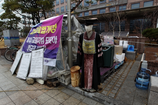 지난 2011년 한 대학강사가 교원지위 회복 등을 요구하며 천막농성을 벌이고 있다. 류우종 <한겨레> 기자