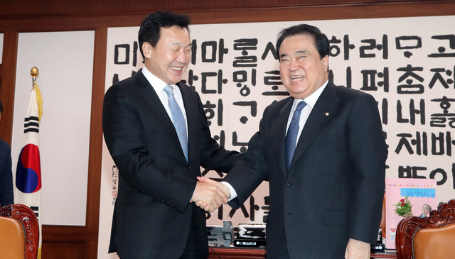 문희상 국회의장과 손학규 바른미래당 새대표가 3일 오전 국회의장실에서 만나 인사하고 있다. 김경호 선임기자 jijae@hani.co.kr