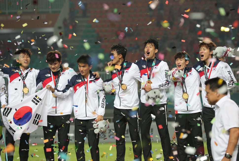 한국 축구 대표팀 선수들이 1일 저녁(현지시각) 인도네시아 보고르 파칸사리 경기장에서 열린 2018 자카르타·팔렘방 아시안게임 남자 축구 결승 한국과 일본의 경기에서 이긴 뒤 금메달을 받기 위해 시상대에 올라 환호하고 있다. 보고르/백소아 기자 thanks@hani.co.kr