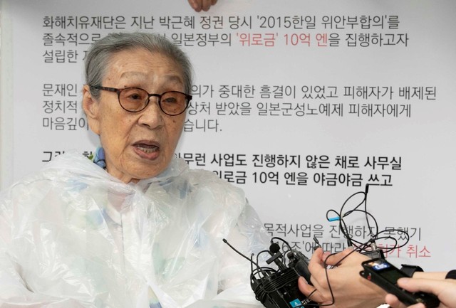 ‘화해 치유재단’ 해산을 촉구하며 1인 시위에 나선 일본군 ‘위안부’ 피해자 김복동 할머니가 3일 오전 서울 종로구 정부서울청사 별관 앞에서 취재진의 질문에 답하고 있다. 김성광 기자 flysg2@hani.co.kr